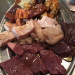 炭火焼肉 くじら - ホルモン盛り中