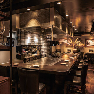 カウンター席がおすすめ。