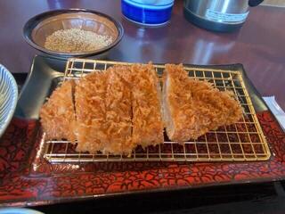 Tonkatsu Hamakatsu - ロースカツは１２０ｇでお願いしました。
                         
                        肉質もよく食べやすい安定の美味しさでした。