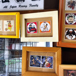 ふくろう - 店舗内観、ラーメンファンのシールも多数