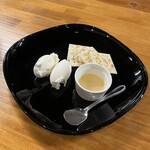 Bistro kidori - 北海道産 リュクス・クリームチーズ（ブラックペッパーorアカシア蜂蜜）