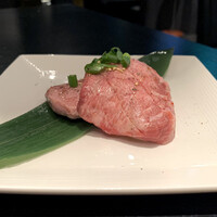 老舗精肉店直送 千種焼肉 飛騨牛の奴隷 千種店 - 特選厚切りタン塩