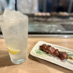 Oreno Yakitori - 俺じなるレモンサワー638円　白レバー塩418円