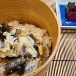 Mikadoya - ⑪鮎めし
                        鮎出汁でご飯を炊くそうで、鮎の香りが拡がり、塩焼き鮎の解し身の芳ばしさも素晴らしい♪
                        中骨は抜いてあり食べ易さもバッチリ！
                        ⑬香の物
                        シンプルなお漬け物ですが優しい味わい♪