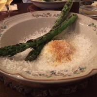 il tram - アスパラガスのローストと半熟卵　ペコリーノロマーノ