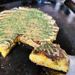 Okonomiyaki Bumpuku - カッチリ焼けているでしょ♡外はカリッ、中はふわっふわ♡美味しすぎる！！！