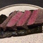 炭焼和牛 篝灯 - 赤身肉の昆布締め焼き