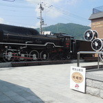 トロッコ嵯峨野駅 スナックコーナー - 駅前のSLと動輪