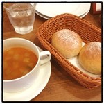 フルカワ - 野菜たっぷりスープ★
            ゴボウが美味しい(*´艸`*)
            パンもふわふわ♪