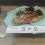 冨士屋 - 「マナガツオ照焼き」美味い、それに大きい（箸袋で比較してみた）