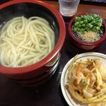 かみ家製麺所 - 釜揚げうどん小280円とかき揚げ90円