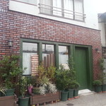 オカモト - 町並みに馴染む落ち着いた外観