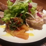オカモト - ２０１３・６月　前菜盛り　スモークサーモンと田舎風パテ