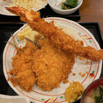 巣鴨ときわ食堂 - 【2023年03月】あじフライとエビフライの夢のコラボ(笑)（カミさんと交換）。