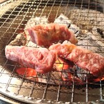 味覚園 - 熟成カルビ調理中