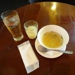 pampa - ランチにつく搾りたてジュースとスープ