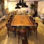 goute vintage used&coffee - さまざまな使い勝手にも広がりがある空間です。