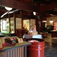 とうふ屋うかい 鷺沼店 - 入口近くのベンチから
