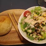 ピキタン - 前菜のサラダと丸パン