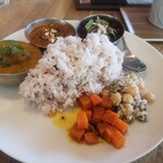 図書喫茶 カンタカ - 三種カレーのランチプレート（左からエビカレー、バターチキンカレー、ビーフカレー）ご飯大盛りもできるらしいです。