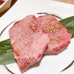 肉のひぐち直営焼肉 安福 - 厚切り特選タン塩1,840円　めちゃウマです