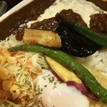 ひやけ - 温玉と野菜チーズカレー大盛の野菜のアップ♪
