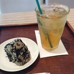 冷たいほうじ茶とおにぎり（しそひじき）