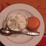 Coucouc'est moi - デザート その２　（キイチゴのアイスクリーム と ソース　ヨーグルトのムースがけ、キイチゴのマカロン）　(2013/08)