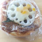 REBELLBE - レンコンと肉味噌のパン 268円(税込)