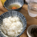 Mendokoro Komatsunagi - 卵かけご飯　220円　漬物付き　専用醤油