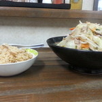味よし - ちゃんぽん大盛り(600円)とサービスの鶏ごはん・・・ごちそうさまでした～