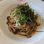 リトファン・イタリアーノ - 岡山県産生醤油とキノコのパスタ。平麺で味もしっかり！