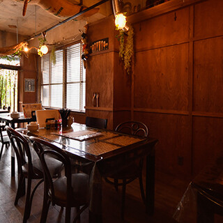 A stylish interior with an Asian atmosphere - perfect for after shopping!