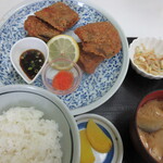 三喜食堂 - ｢カレイ｣の唐揚げ　半ライス　730円
