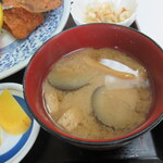 三喜食堂 - 味噌汁の具はナス､油揚げ､豆腐