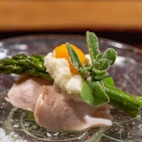 草如庵 - 2023.6 信州黄金シャモ胸肉低温調理 卵黄 東御市産グリーンアスパラガス 焼いて裏漉した玉葱 アイスプラント マルドンの塩