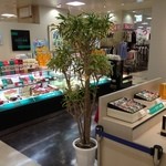 カステラ銀装 - 結構広めの店内ですね。