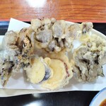山盛 - 女性の握りこぶしくらいの大きさの舞茸天ぷらが３つ