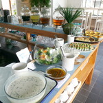 EZO SEAFOODS SUMMER - サラダ・スープ・野菜料理・カリフォルニアロール・フォカッチャはビュッフェ形式で提供。ソフトドリンクも飲み放題