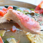 EZO SEAFOODS SUMMER - 身はコロコロ取れて、楽しいくらい。ラーメンみたいに、旨味の染み出たスープと一緒に召し上がれ