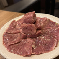 炭火焼肉ホルモン うしごろ 中目黒店 - 極みのタン。サイズの違いで味変。ビール5リットルいけます笑。旨し！