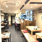 Fukaebashi Jouji - 清潔感のある店内　カウンターもゆったり4名がけです
      