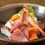 Fukaebashi Jouji - 特上海鮮丼
      明石タコ、マスノスケサーモン、千葉金目鯛焼き霜、
      帆立あぶり、ハモ落とし雲丹のせ、
      青森の本鮪、甘海老、和歌山天然ヒラメ
      