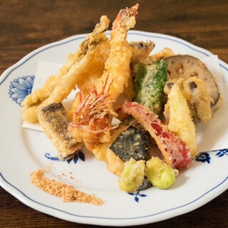 Enjoy a variety of special dishes that make you feel the blessings of the four seasons, such as sashimi and tempura.