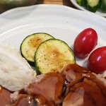 キッチン ブルー グローブ - 備え付け、ポテサラ、ズッキーニ、トマトは立っています！？