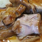 キッチン ブルー グローブ - 豚肩ロースポシェ、中身は少し赤いですが、とても柔らかいです