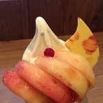 GRAND MAISON LOWE - 香川県産もものパフェ 500円 もものソフトクリームに、中にはレアチーズケーキが。美味です。安いです、これは。