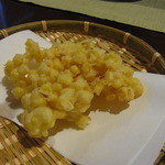 酒・肴 おまた - 2013.8）とうもろこしかき揚げ（７００円）。とうもろこしの甘みがうまい