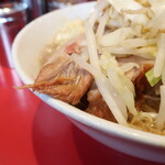 ラーメン二郎 - 豚の厚み