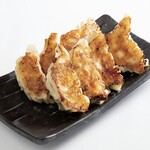 店内包みの自家製生ギョーザ　５個　580円（税抜）